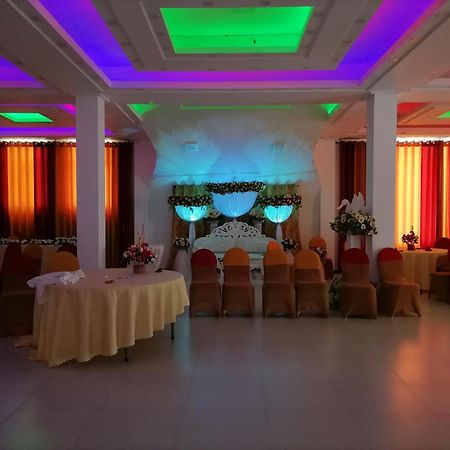 Avanya Hotel And Reception Hall Angunakolapelessa Esterno foto