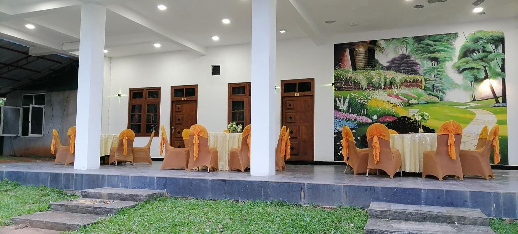 Avanya Hotel And Reception Hall Angunakolapelessa Esterno foto