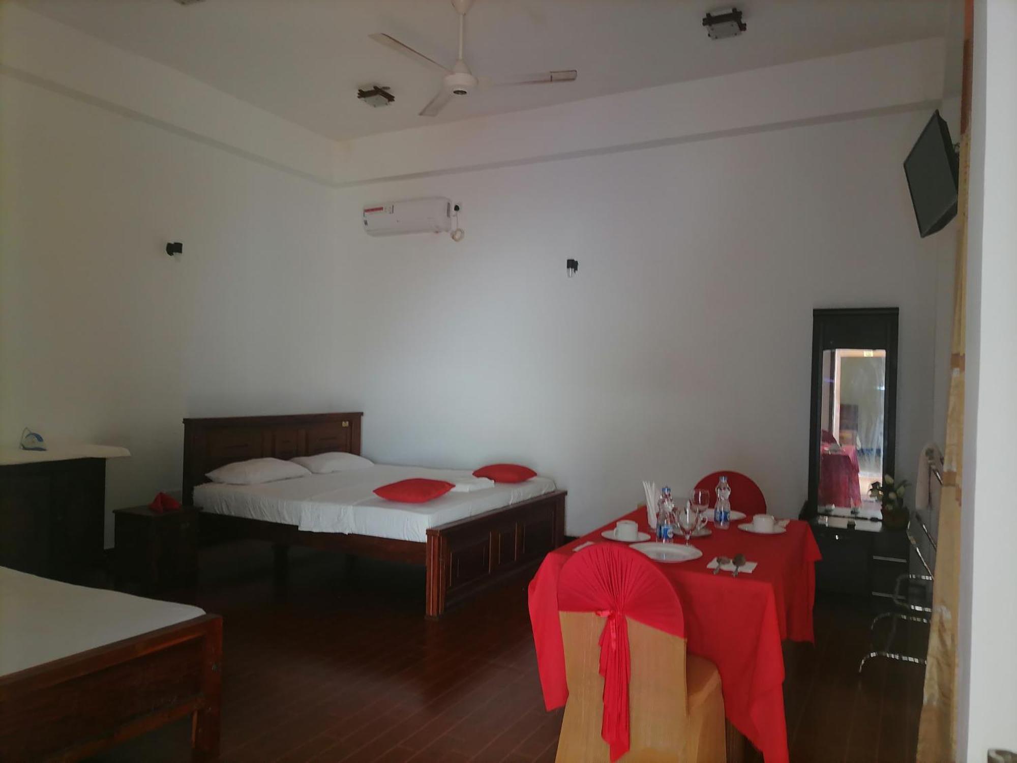 Avanya Hotel And Reception Hall Angunakolapelessa Esterno foto