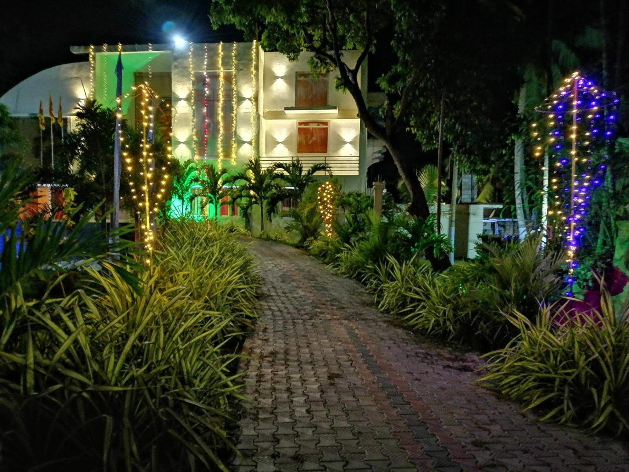 Avanya Hotel And Reception Hall Angunakolapelessa Esterno foto