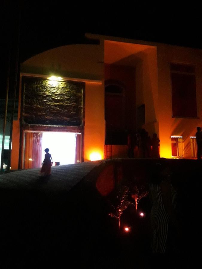 Avanya Hotel And Reception Hall Angunakolapelessa Esterno foto