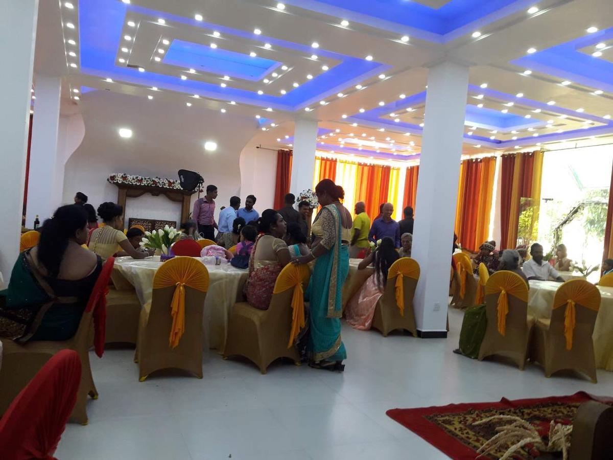 Avanya Hotel And Reception Hall Angunakolapelessa Esterno foto