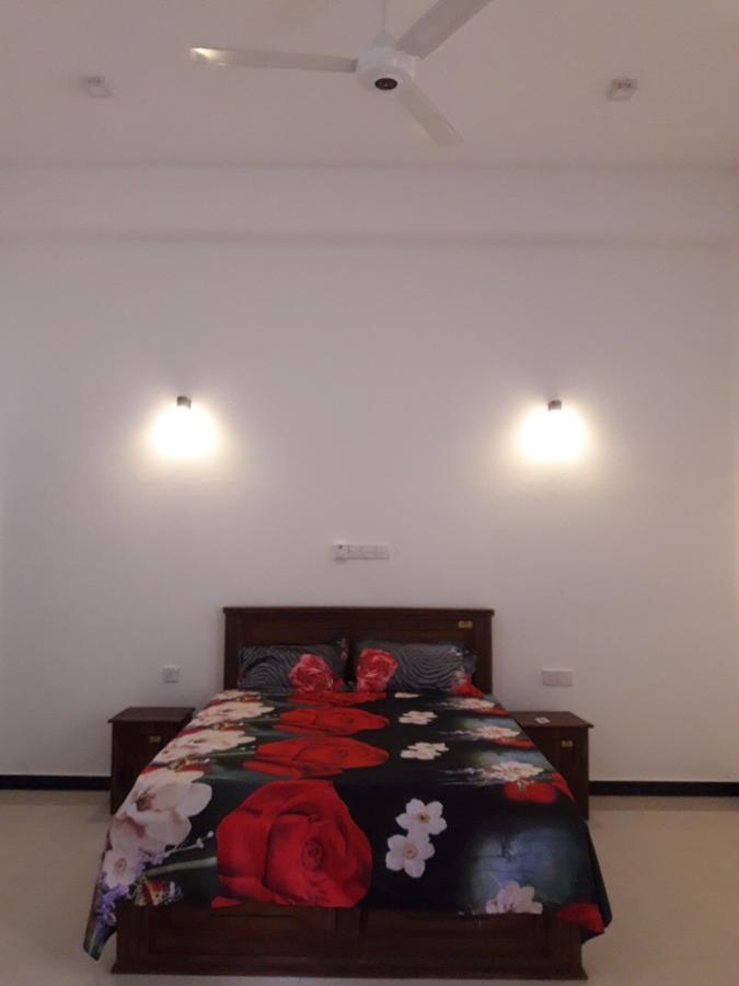 Avanya Hotel And Reception Hall Angunakolapelessa Esterno foto