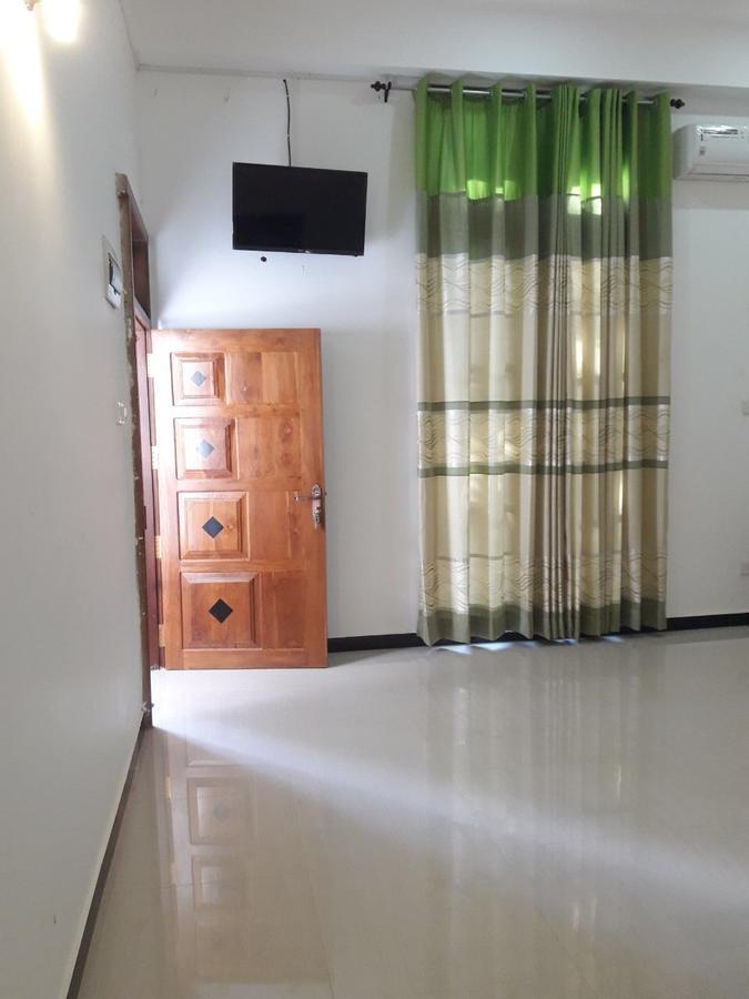 Avanya Hotel And Reception Hall Angunakolapelessa Esterno foto